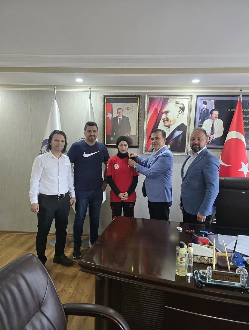 Milli sporcumuz Azra Nur Çetin’i, Kozan Ticaret Odası olarak ödüllendirdik.