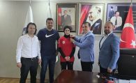 Milli sporcumuz Azra Nur Çetin’i, Kozan Ticaret Odası olarak ödüllendirdik.