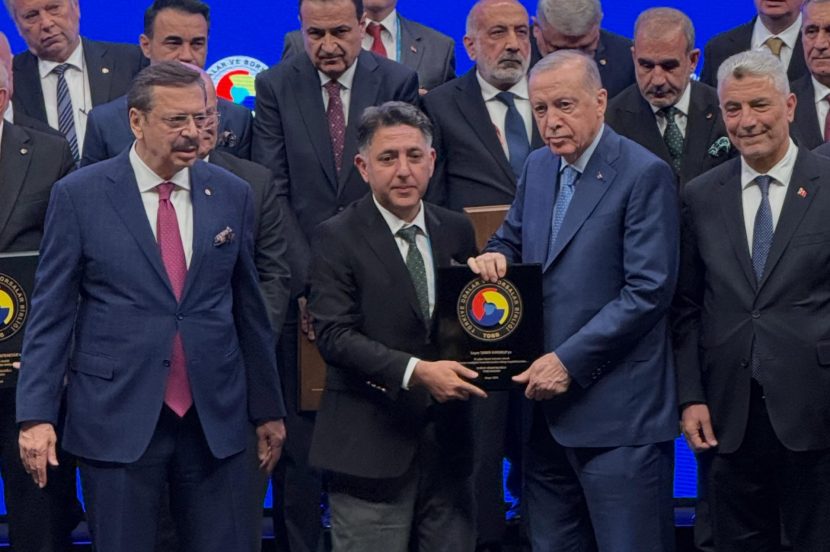 20 yıllık hizmetleri dolayısıyla hizmet şeref belgesi ve plaketi